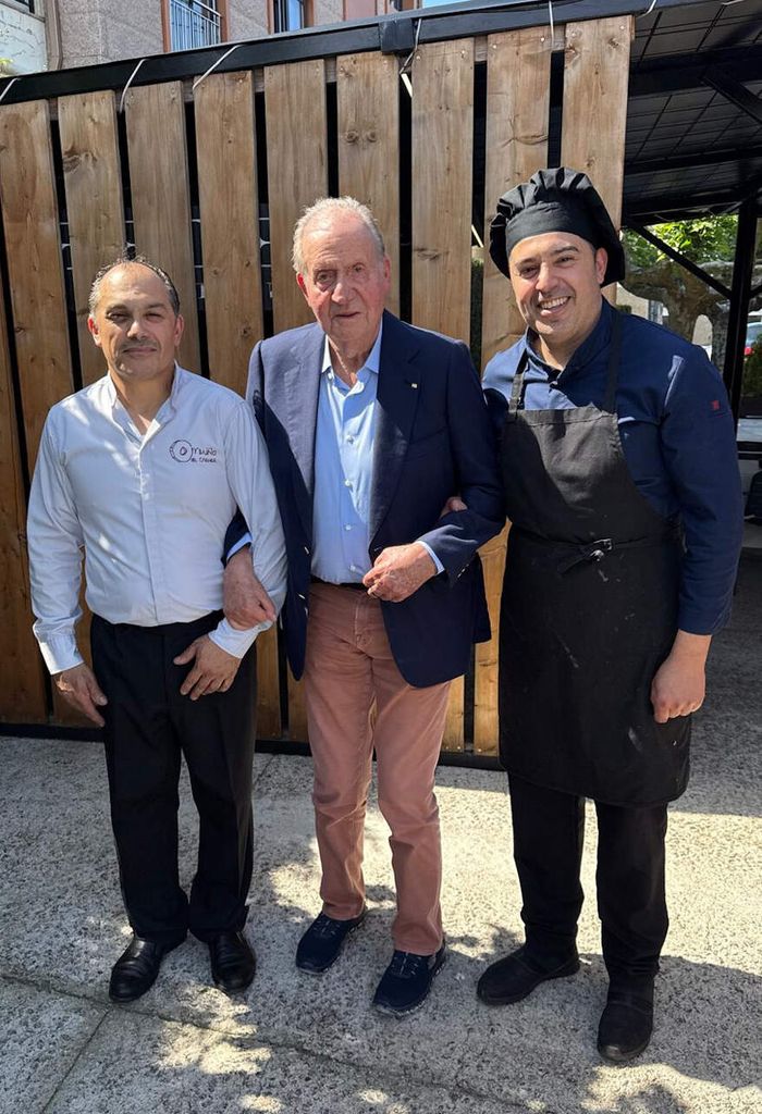 El rey Juan Carlos con el equipo de cocina del restaurante O Muíño Da Chanca