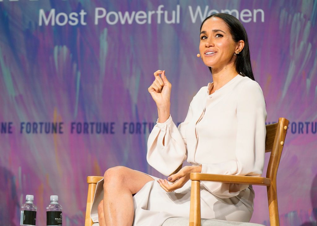 Meghan Markle con look blanco