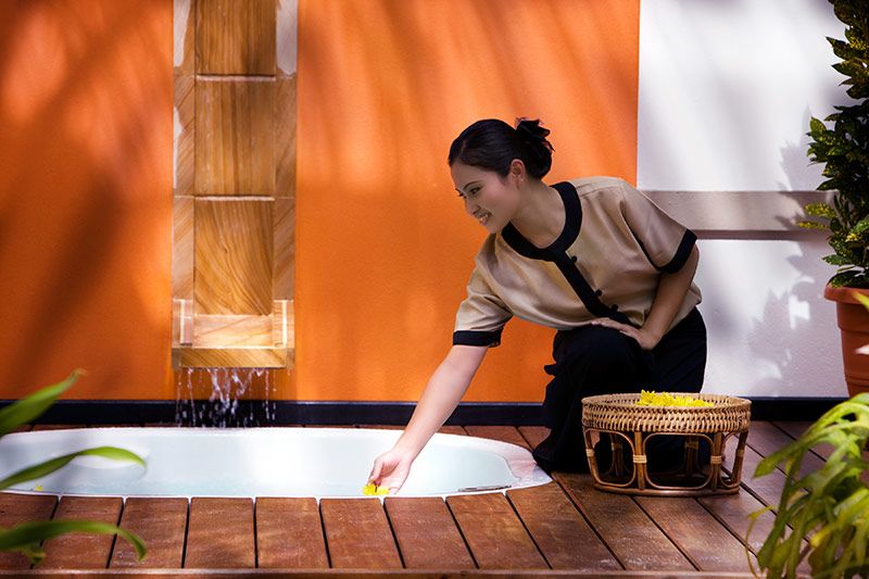 Angsana-Velavaru-Spa_Spa-Therapist-at-Jet-Pool_a