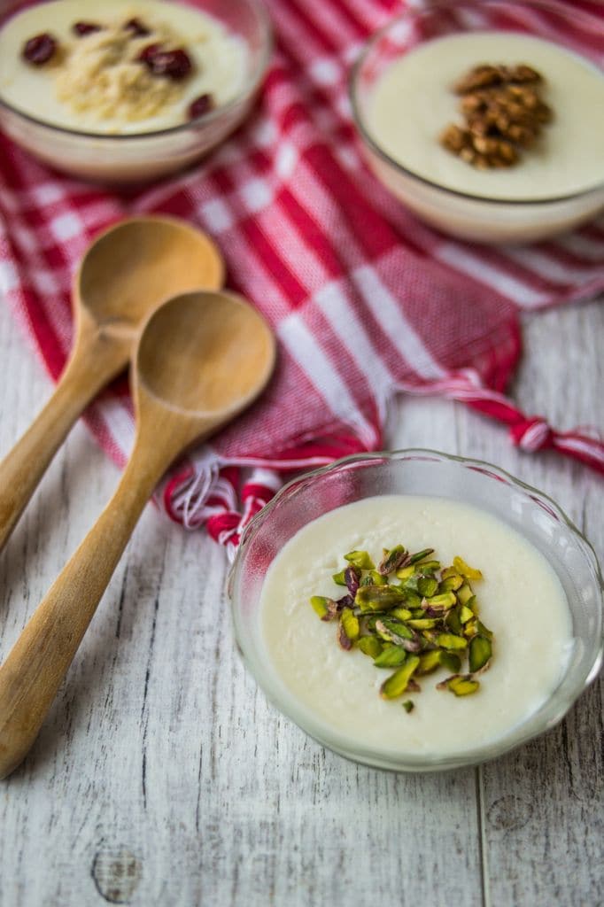Estas natillas suelen presentarse con un poco de pistacho por encima.