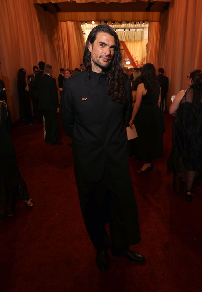 El director español Oliver Laxe en la alfombra roja de los premios Oscar 2026, vestido de Adolfo Domínguez. 