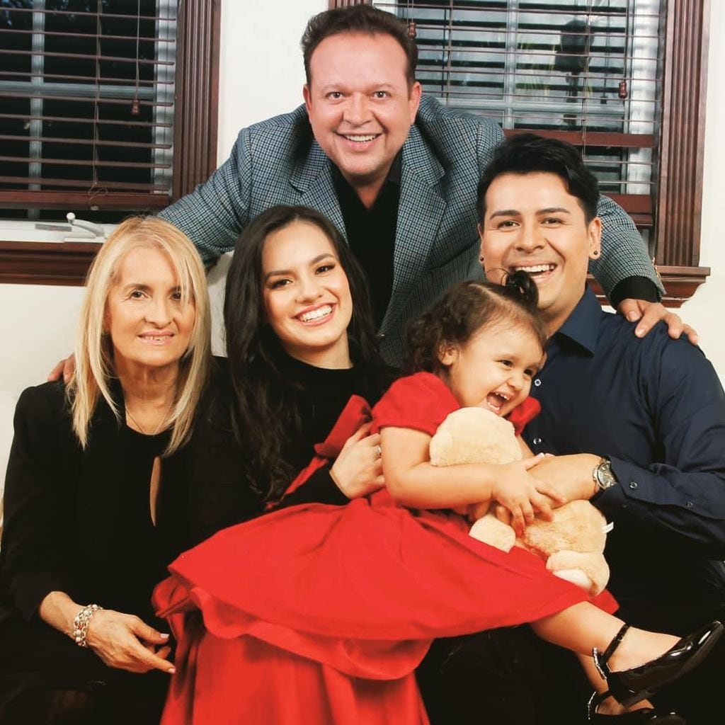 Sarita Sosa, hija de José José, y su familia