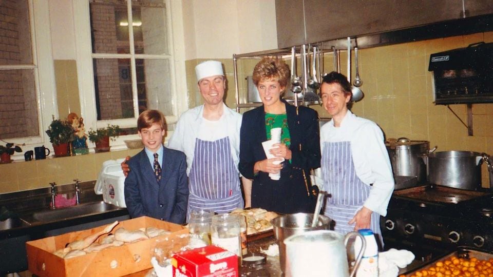Plano medio de Diana de Gales en una cocina 