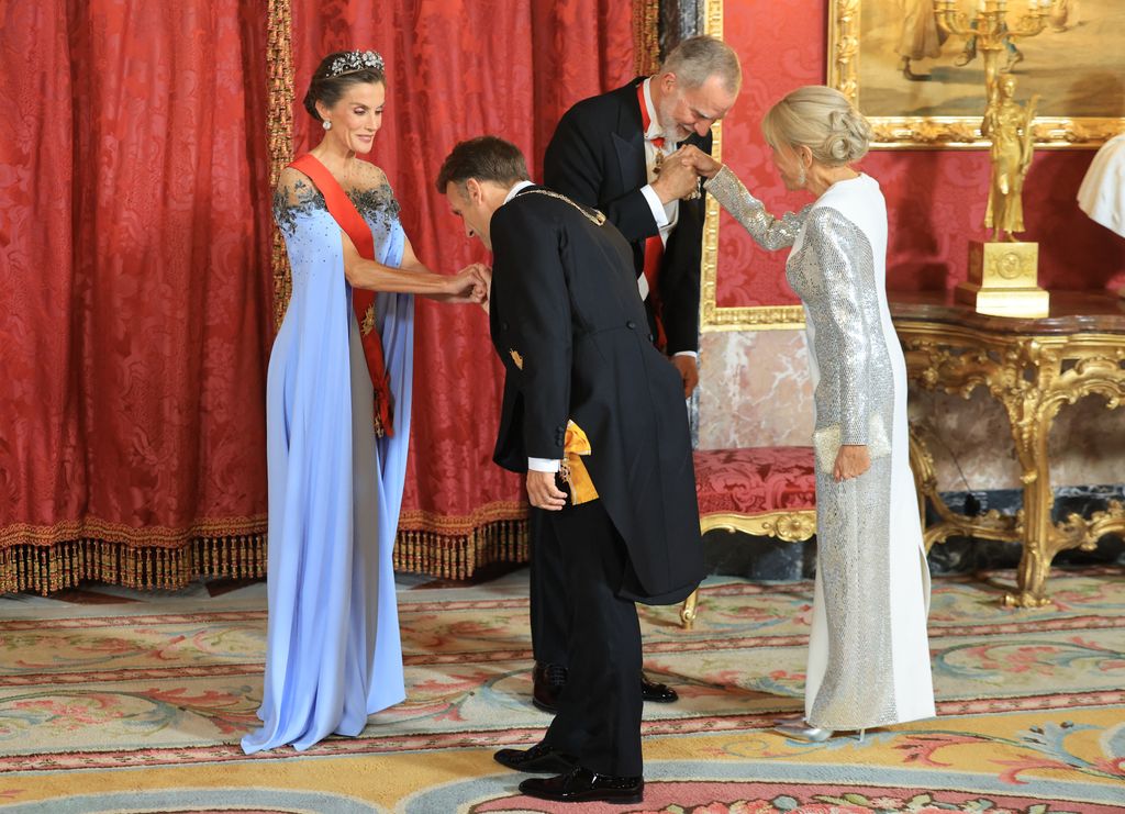 Emmanuel Macron besa la mano de la reina Letizia