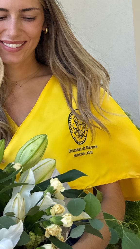 Daniela, con su banda de graduación