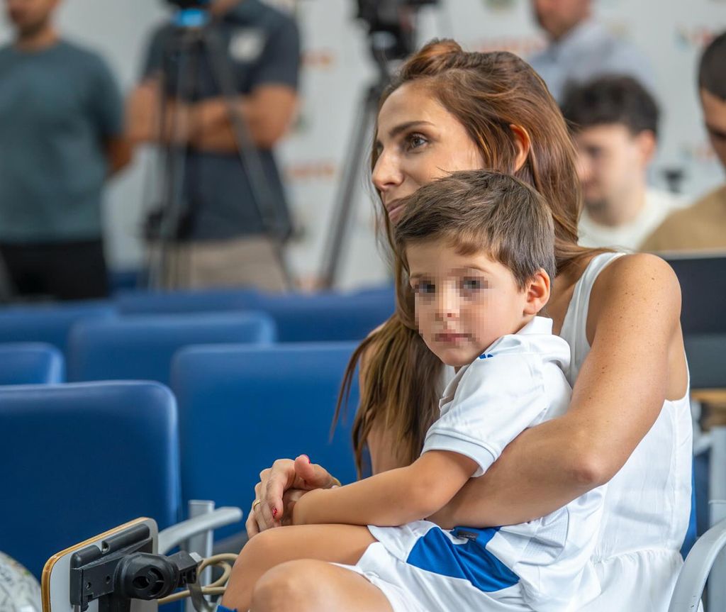 El pequeño en brazos de su madre