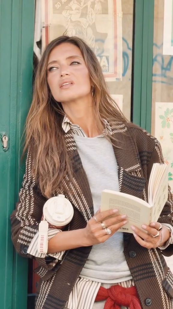 Sara Carbonero con un libro en la mano