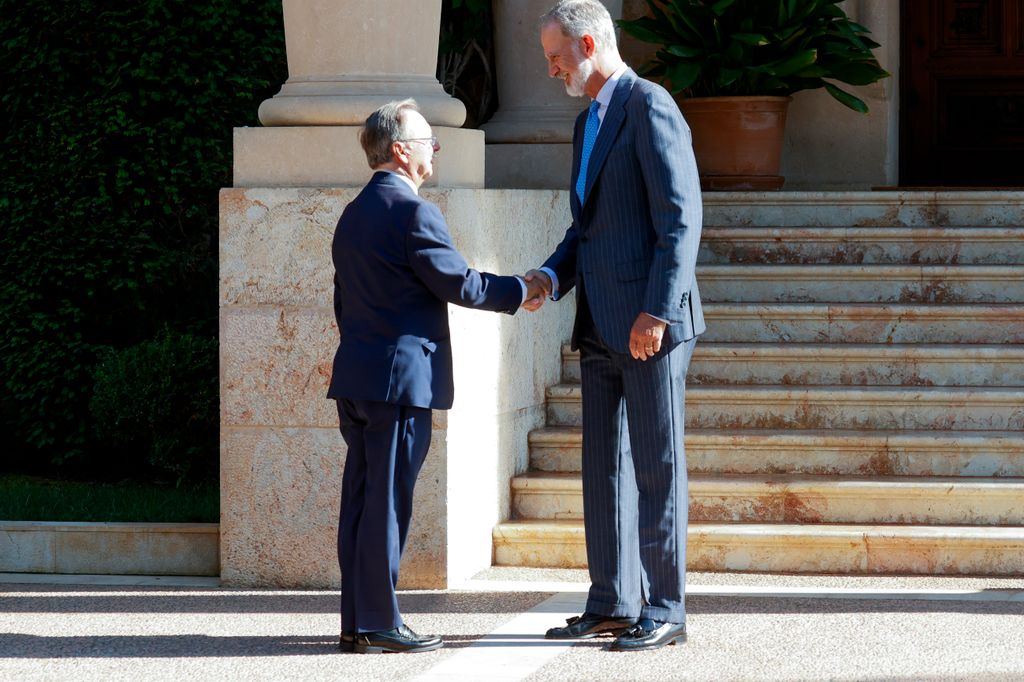 El rey Felipe, a primeros de agosto de 2026, con Juan Jesús Vivas, presidente de Ceuta, en una audiencia en Mallorca