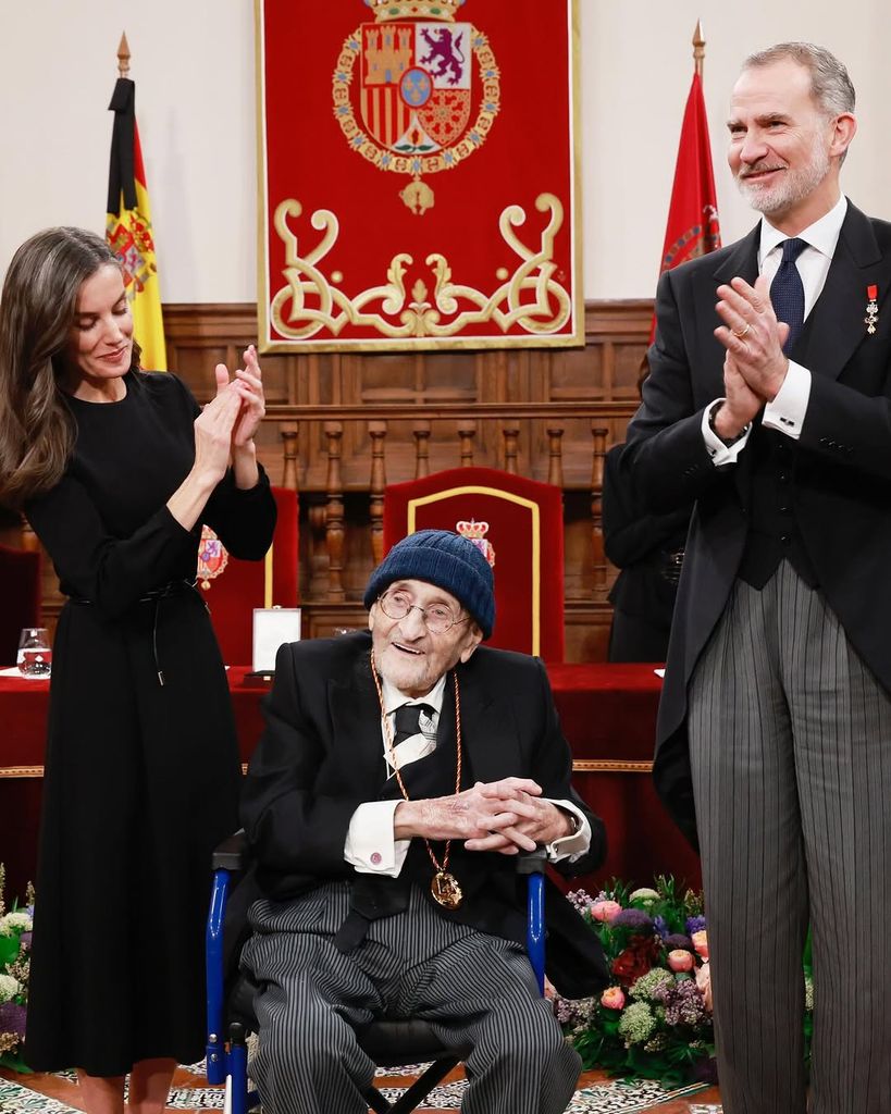 Los Reyes posan junto al escritor Álvaro Pombo