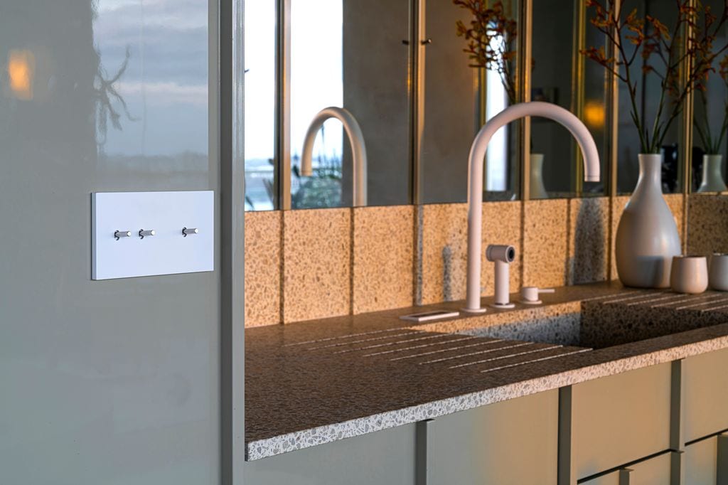 Zona de aguas de una cocina con interruptores de Modelec