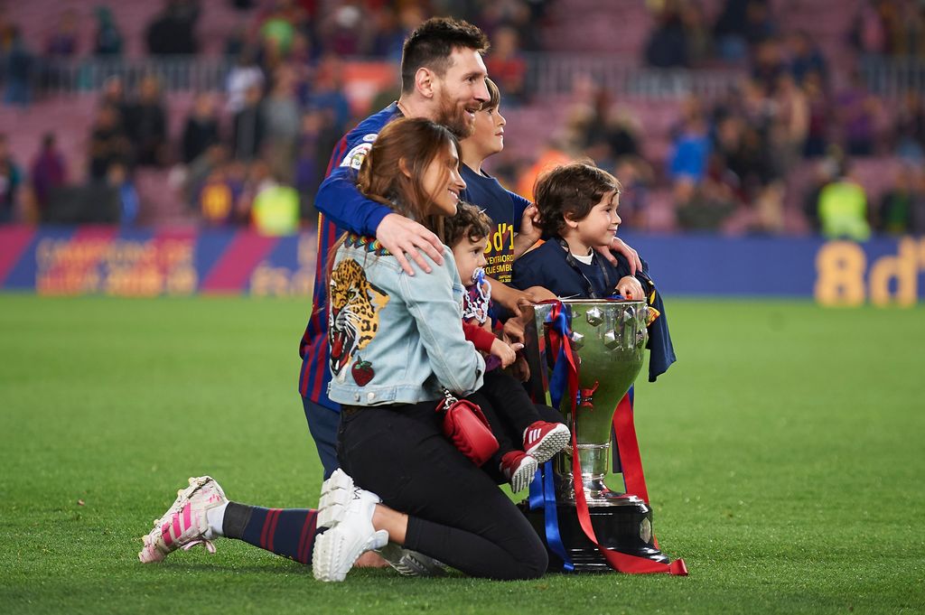 Lionel Messi con su esposa Antonela Roccuzzo y sus tres hijos en el Cam Nou en abril de 2019.
