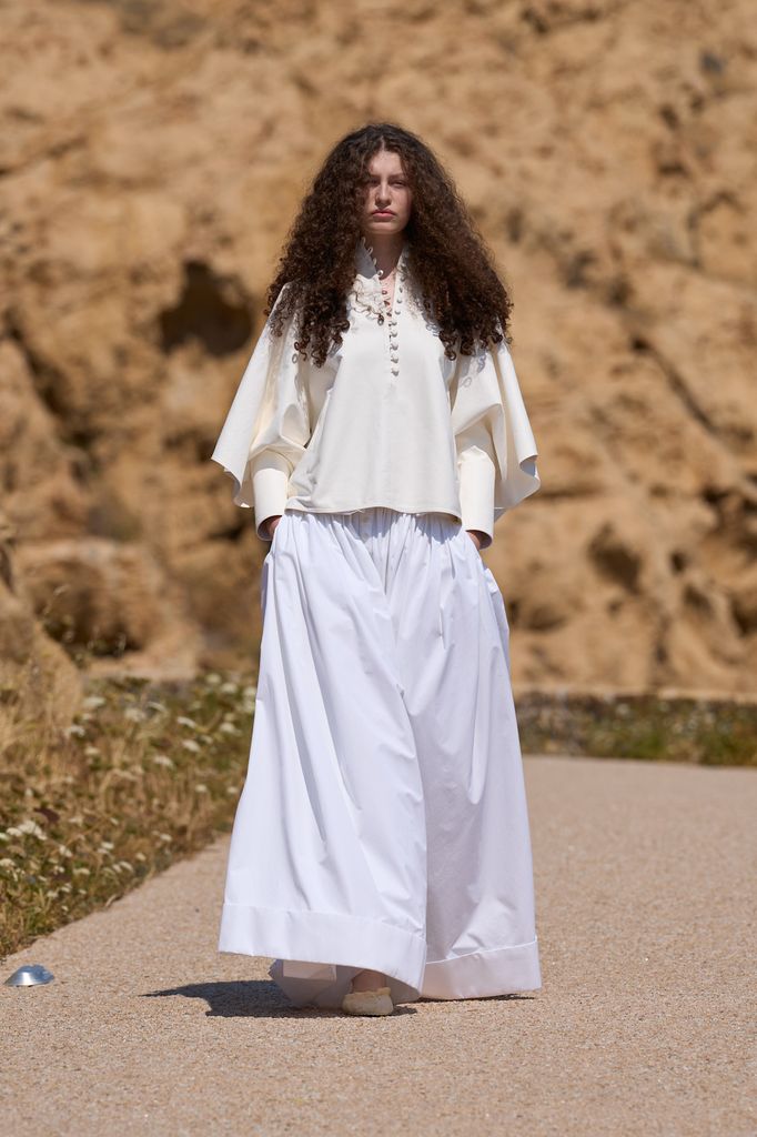 Athena Accorsi, la hija de Laetitia Casta y Stefano Accorsi, debutó como modelo en el desfile de Jacquemus.