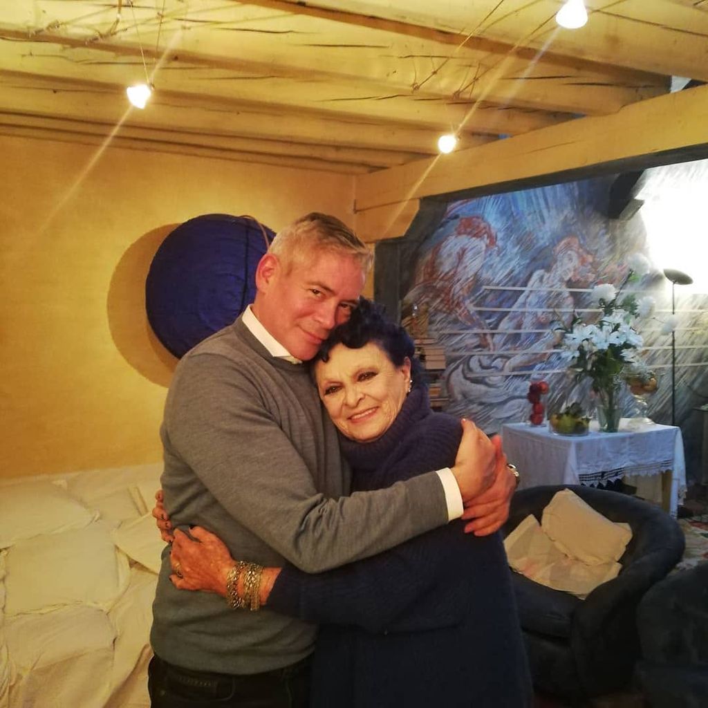 Lucía Bosé junto a su querido Boris Izaguirre en la que fue su casa en Brieva (Segovia)