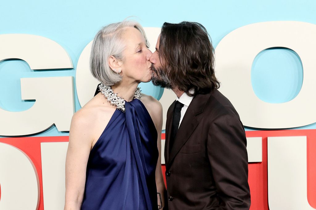 Keanu y Alexandra disfrutaron de un dulce beso en la alfombra roja