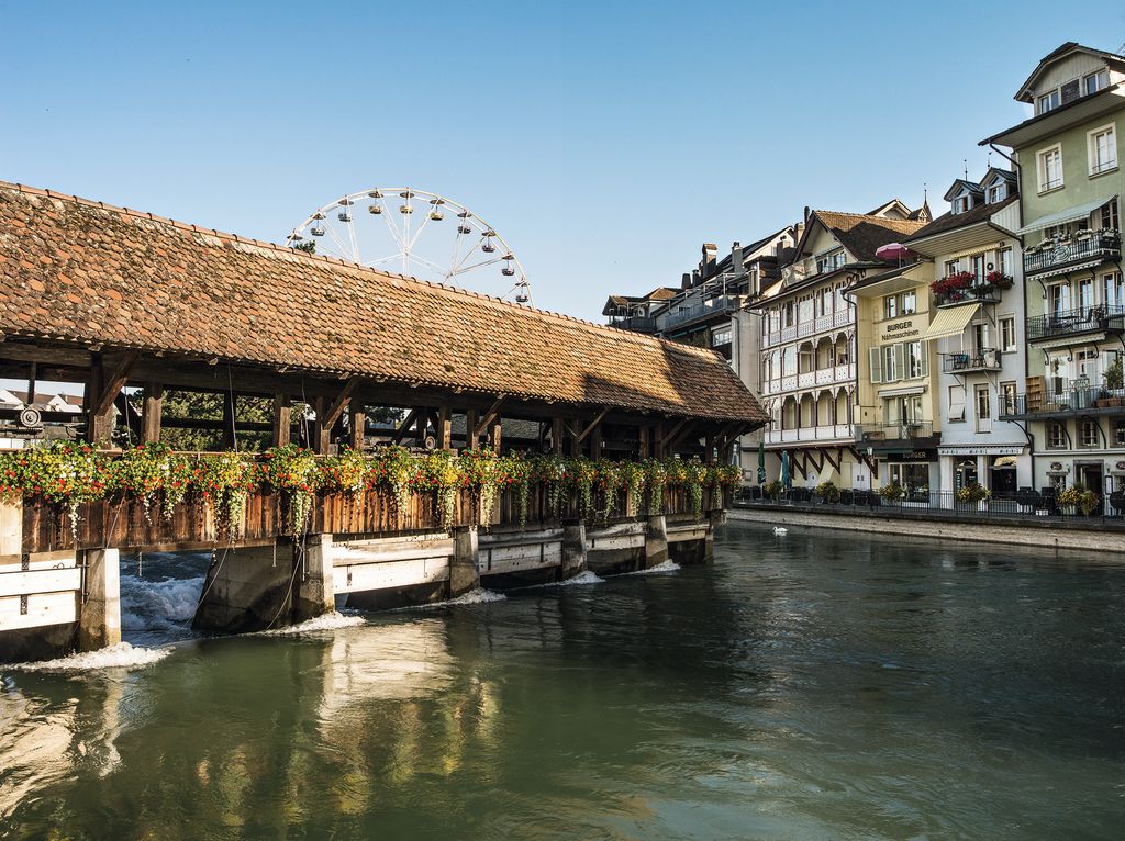 Ciudad suiza de Thun durante el verano