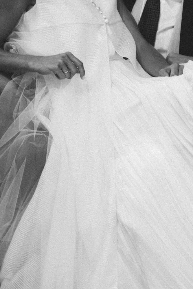 María con vestido plisado y chaleco de Gorka Cintero