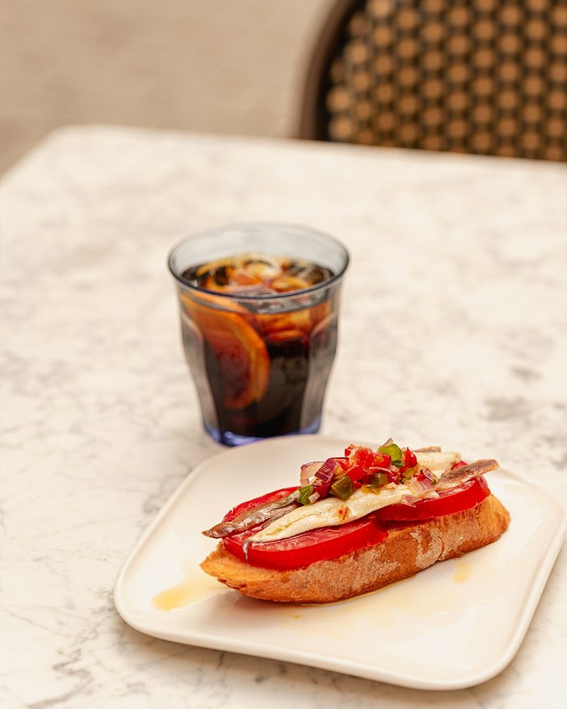 Los pinchos no faltan en este emblemático restaurante de cocina vasca.