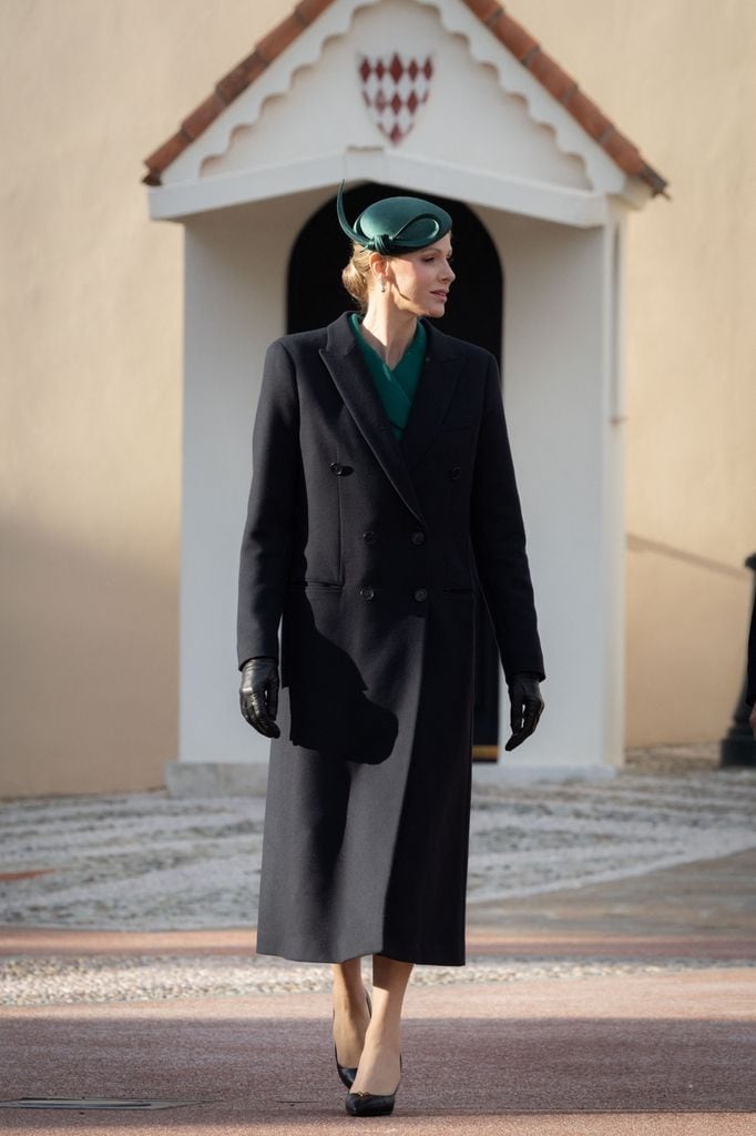 La princesa Charlene de Mónaco recibiendo al presidente de Portugal, Marcelo Rebelo, 2025.
