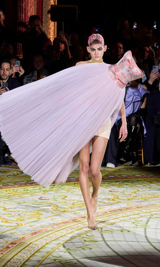 viktor amp rolf la rom ntica propuesta de su colecci n primavera verano2023