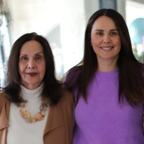 Natalia junto a su mamá, la doña Lourdes Alcocer.
