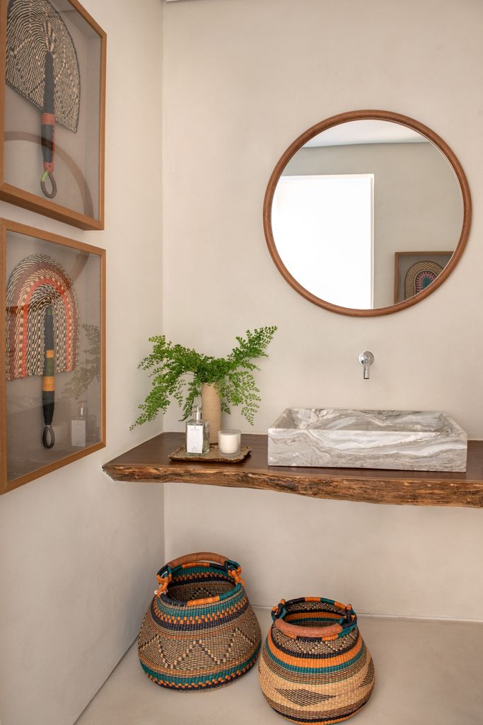 Cuarto de baño rustico con encimera de madera y lavabo de piedra