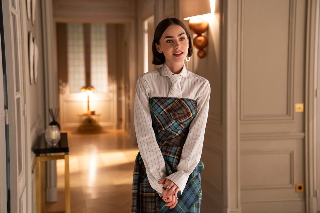Lily Collins durante el rodaje de la serie de Netflix, Emily en París