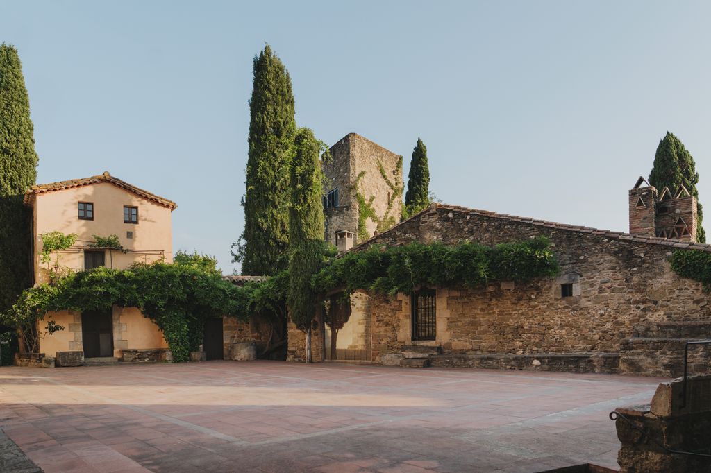 La plaza principal de Sant Martí Vell, con la Casa Pequeña y la Sala Grande, ambas restauradas por Elsa Peretti y actualmente protegidas por la Fundación Nando y Elsa Peretti.