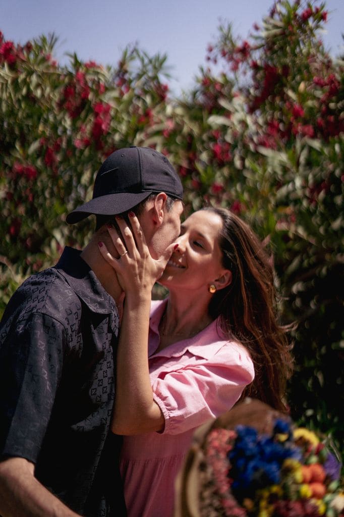 Mari Carmen Maza besando a su marido