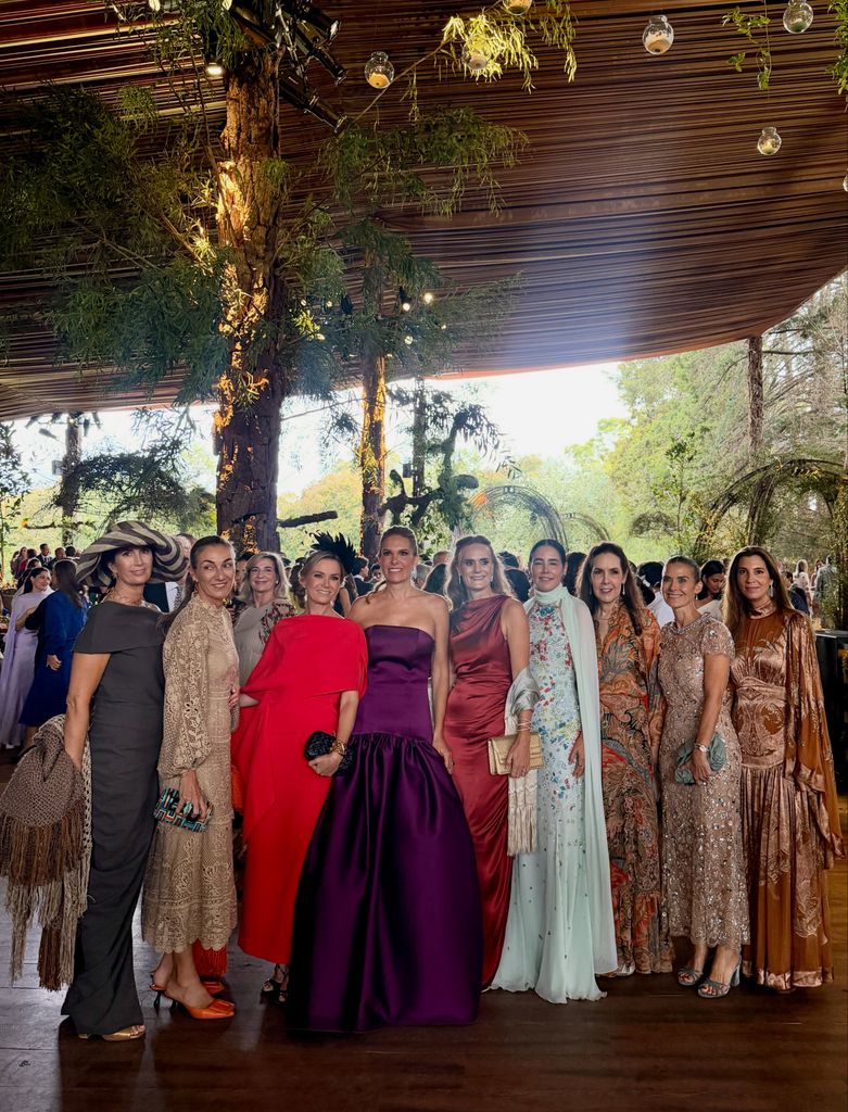 Varias de las elegantes invitadas a la boda