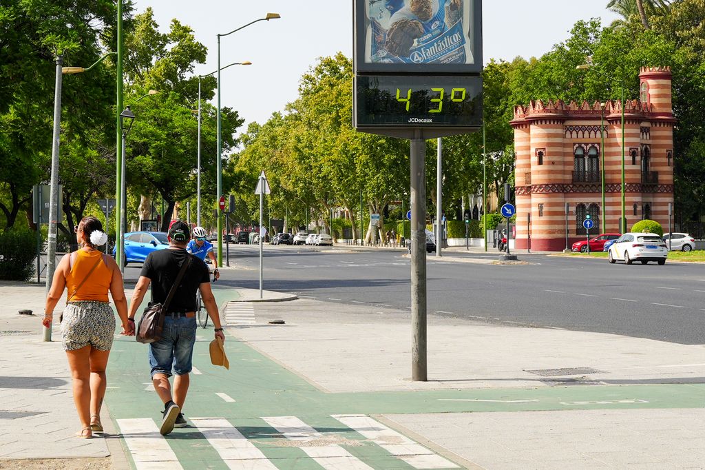 Ola de calor en España: una pareja camina por Sevilla 