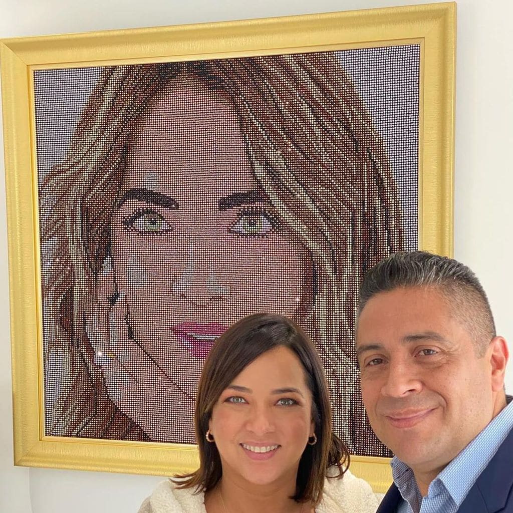Adamari López cuadro Swarovski