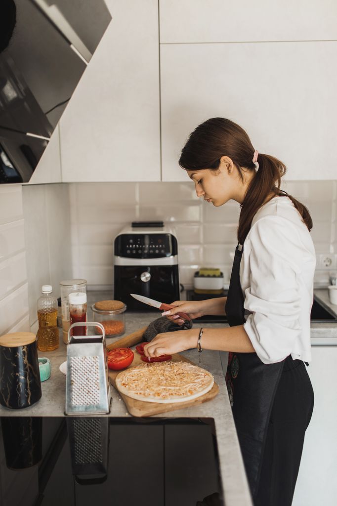 chica cocinando