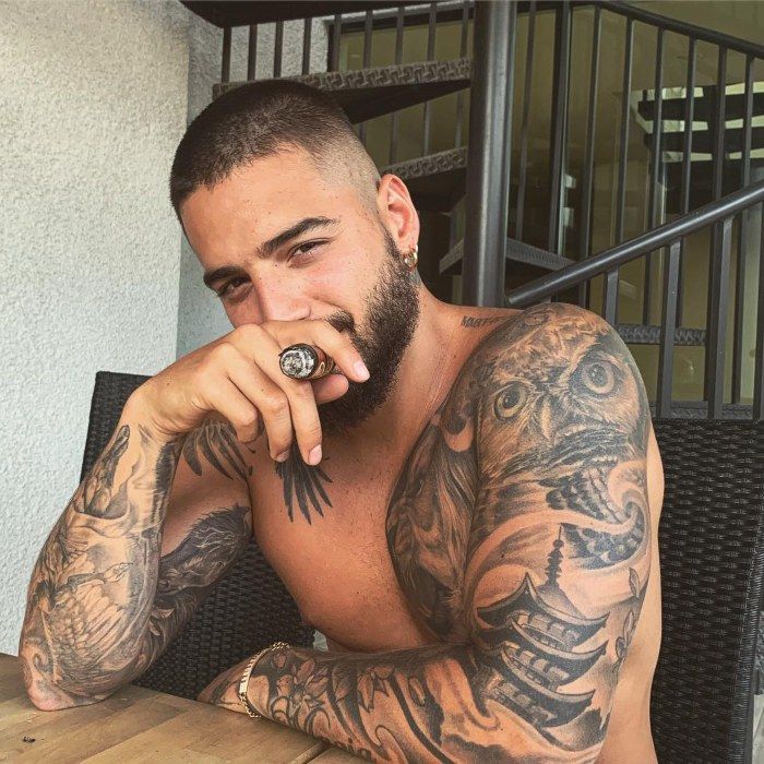 Maluma-abs-3