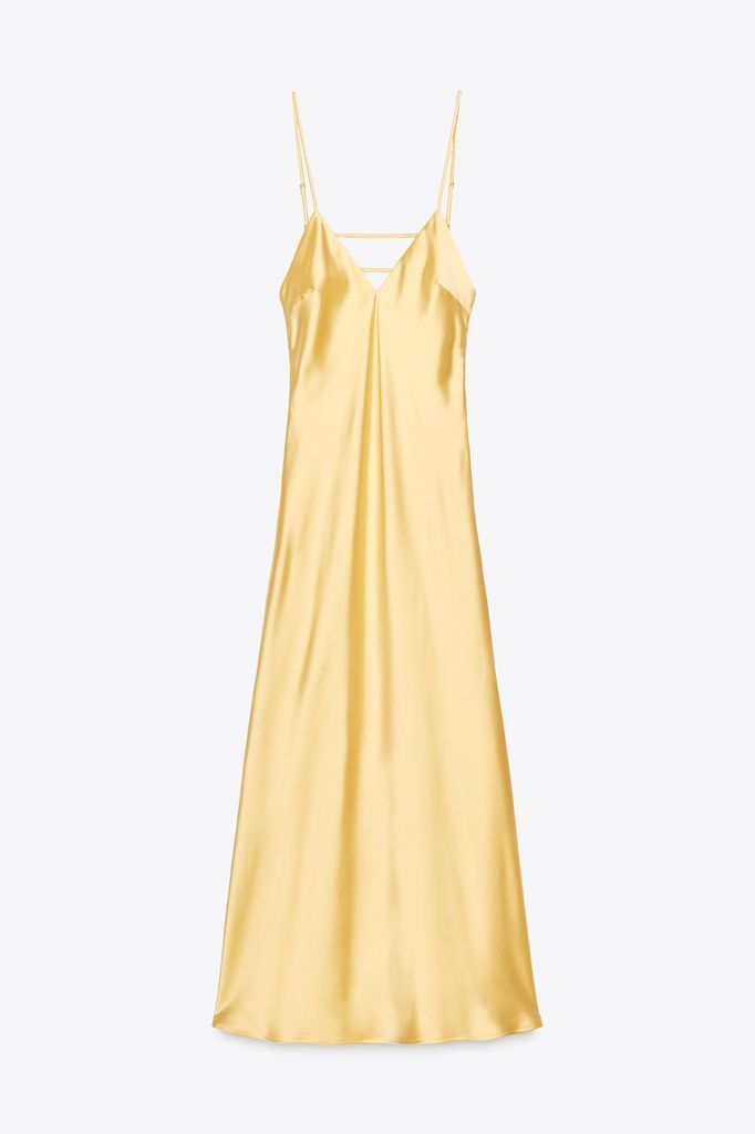 El vestido amarillo mantequilla de Cómo perder a un hombre en 10 días llega a Zara