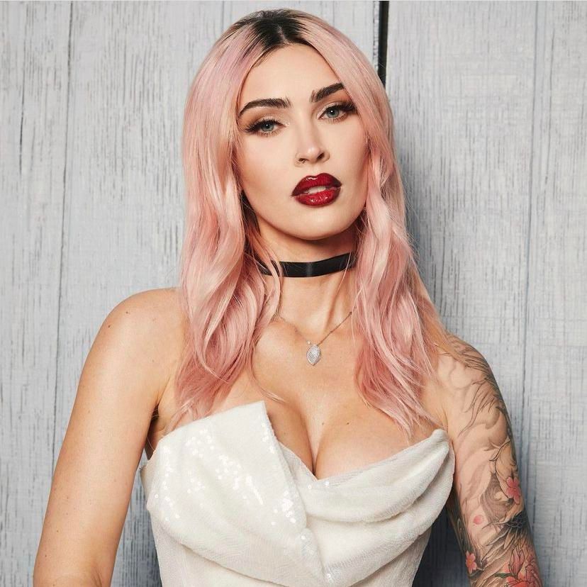 Megan Fox sabía como estilizar su cabellera rosa para sacar el mayor provecho al color
