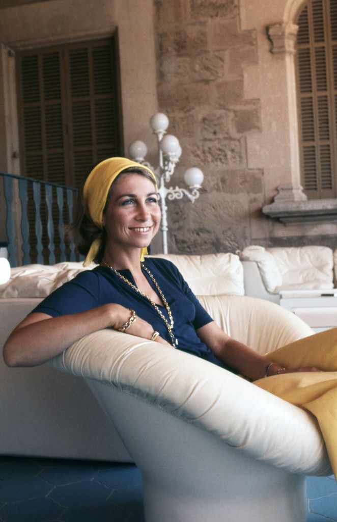 La reina Sofía en Mallorca, en los 70, con diadema ancha amarilla
