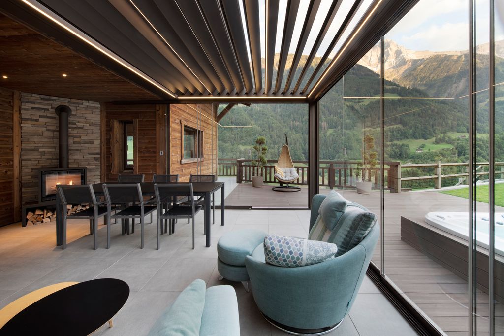 Jardín equipado con una pérgola bioclimática, permitiendo disfrutarlo incluso cuando bajan las temperaturas