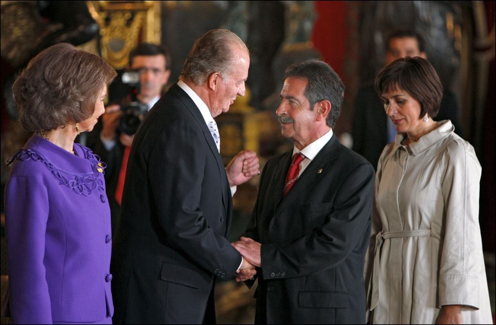 rey juan carlos y miguel angel revilla