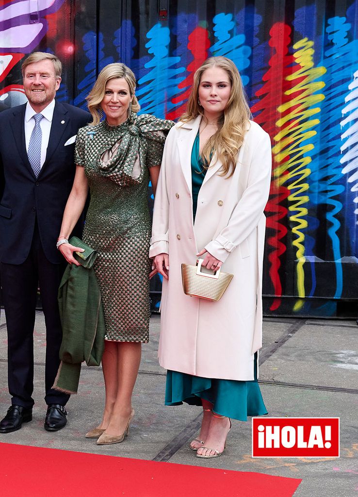 Amalia de Países Bajos despide a los reyes Felipe y Letizia con un look de invitada metalizado
