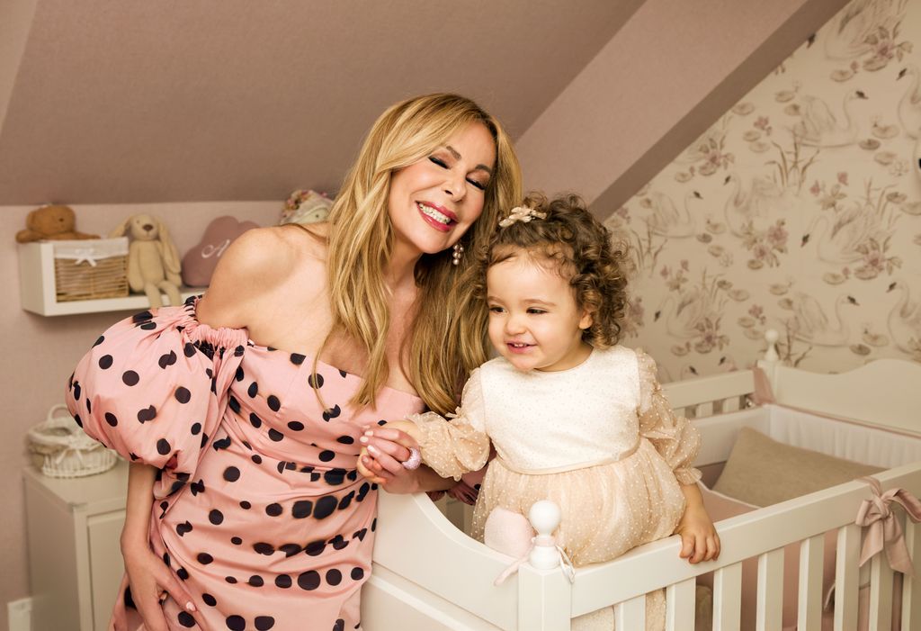 Ana Obregón con su nieta Anita en la cuna