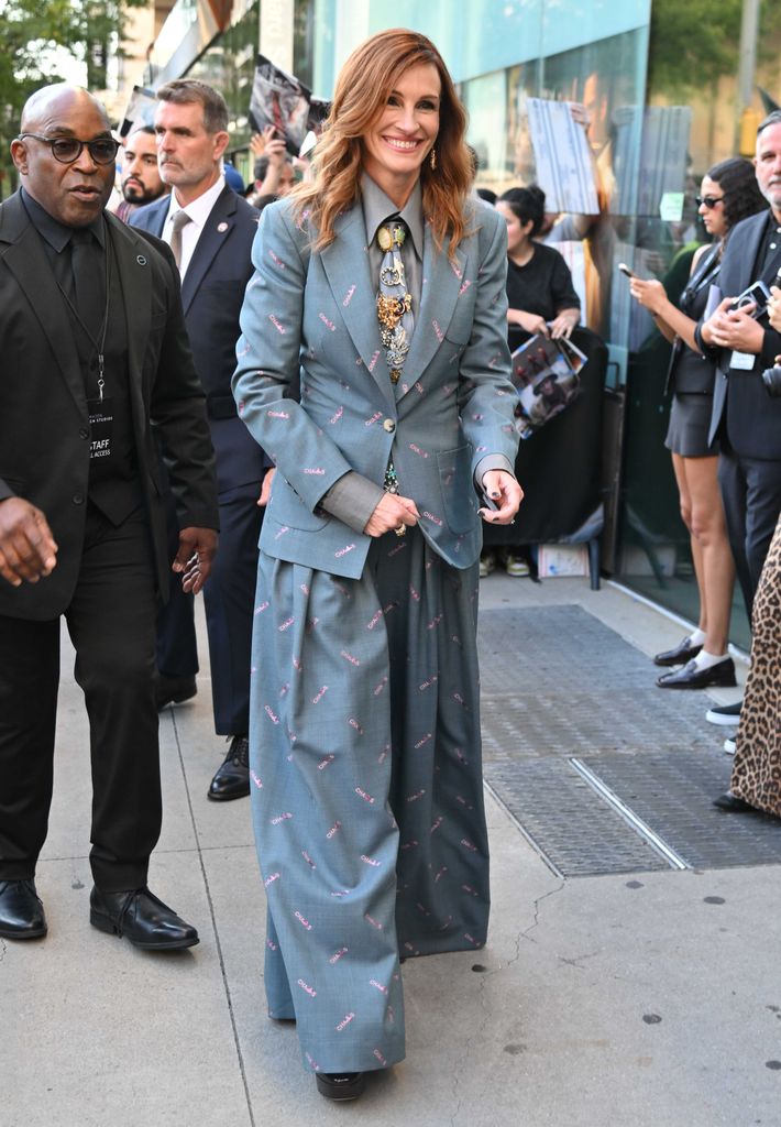 Julia Roberts con traje estampado en Nueva York, 2025.  