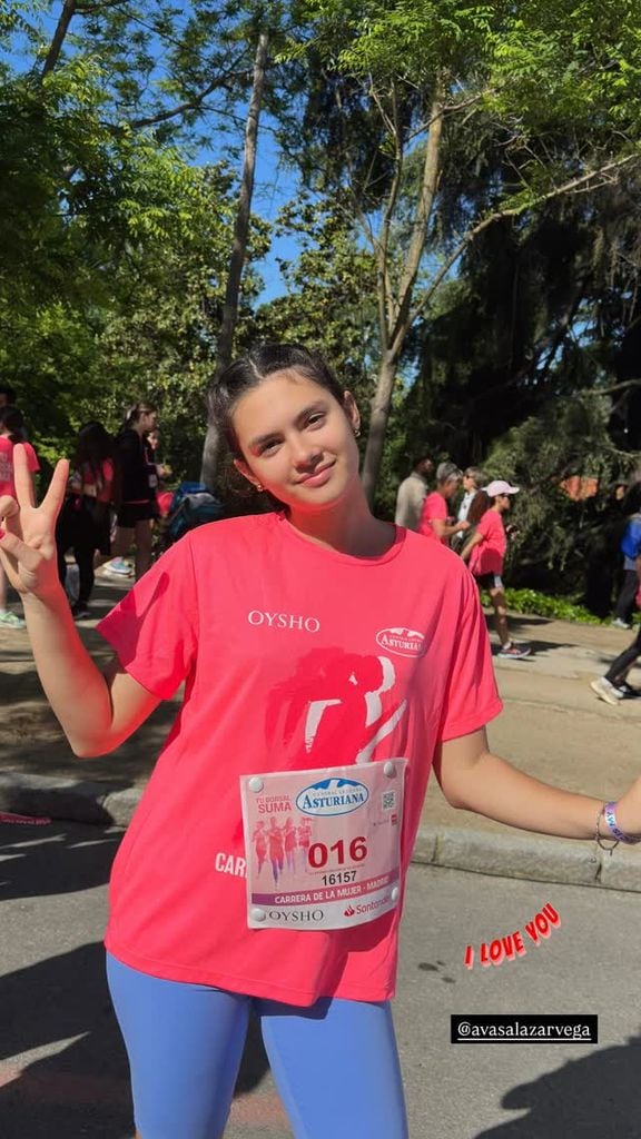 Ava posando con su camiseta de la Carrera de la Mujer 2025