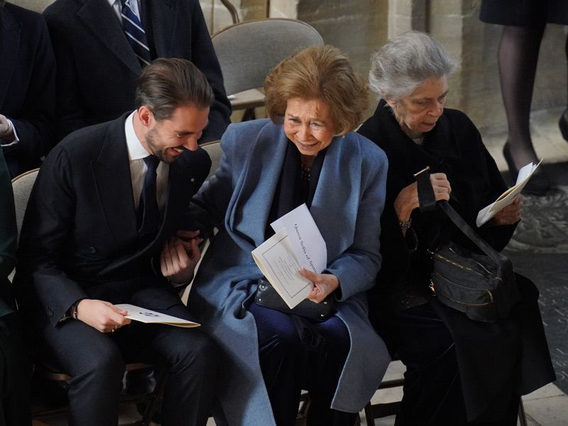 Gesto de cariño de la reina Sofía con su sobrino Philippos de Grecia