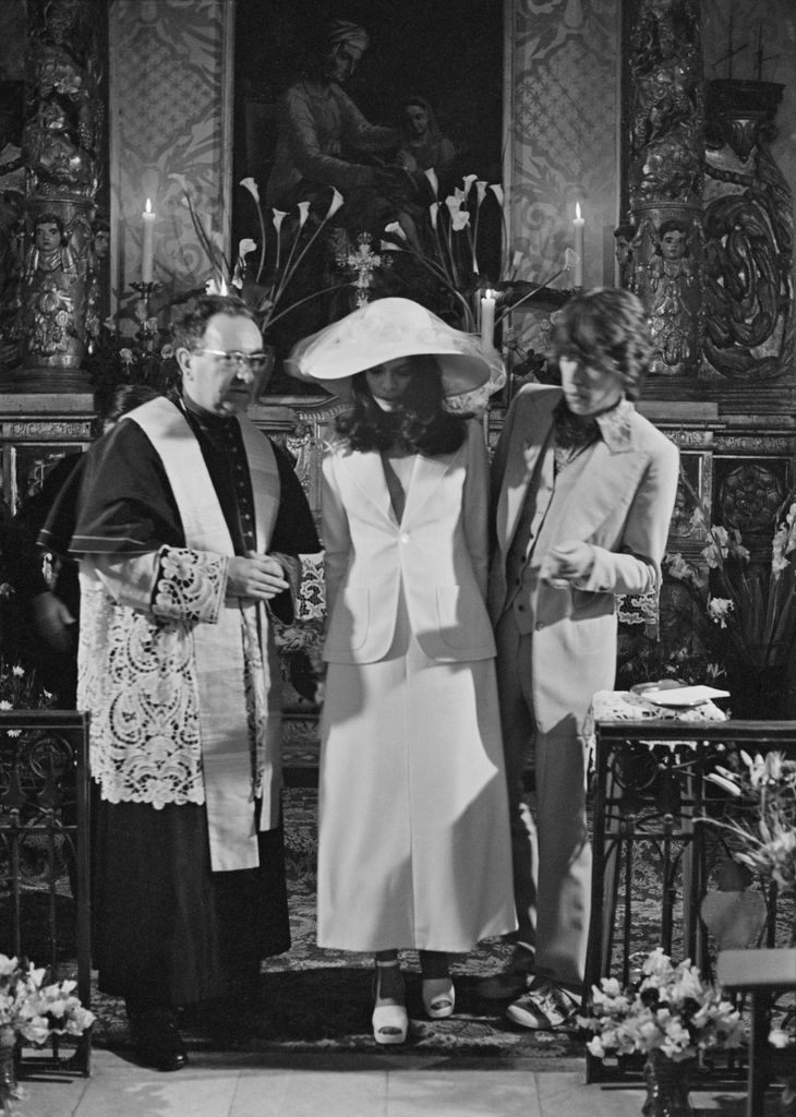 Mick y Bianca Jagger en la iglesia de St. Anne en St Tropez, 1971.