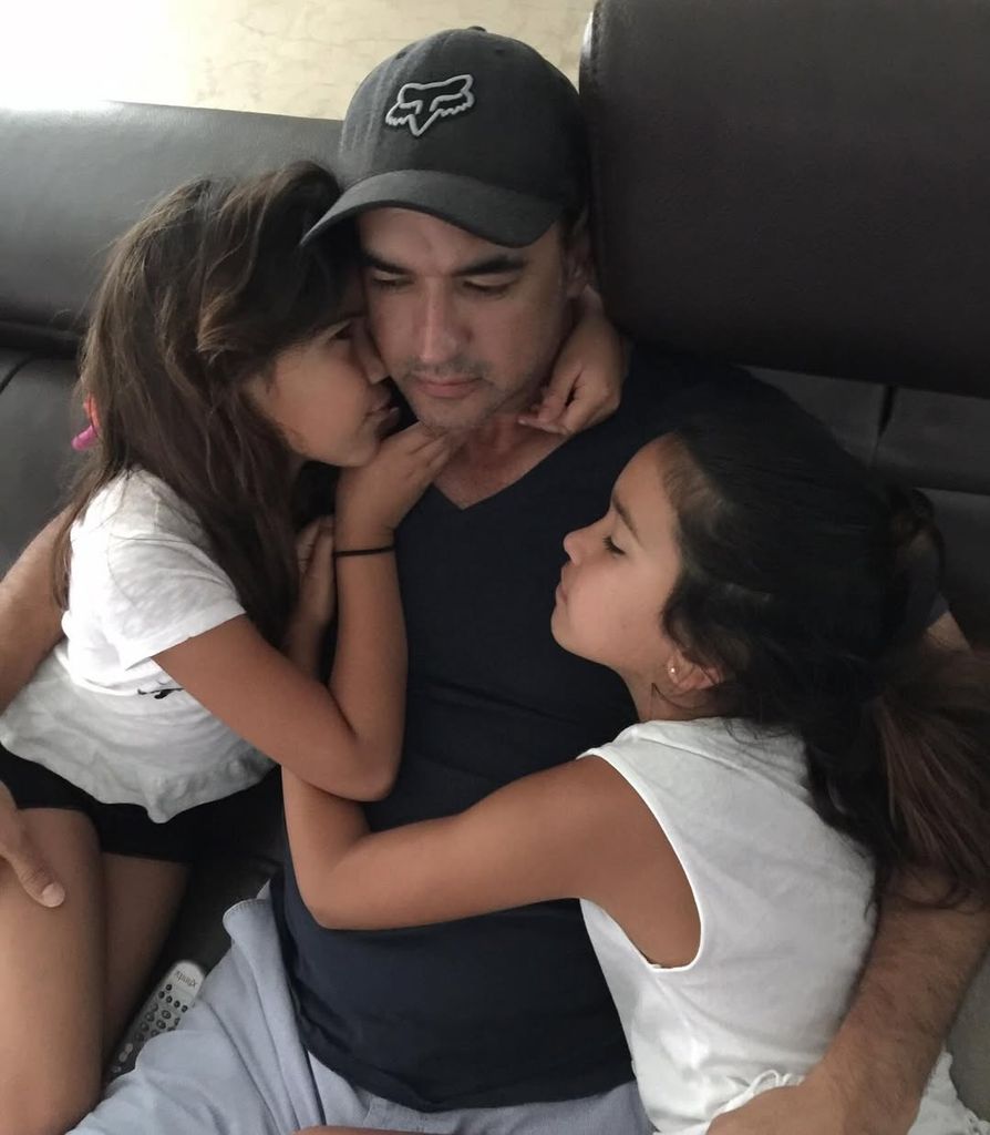 Emerson, esposo de Karla Martínez, junto a sus hija Antonella y Michaella