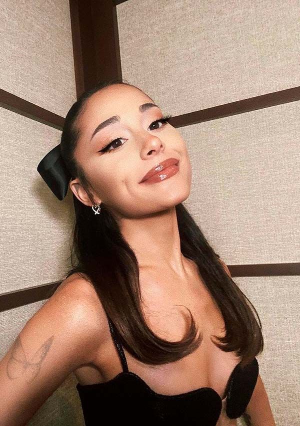 Ariana Grande con conjunto de Vera Wang