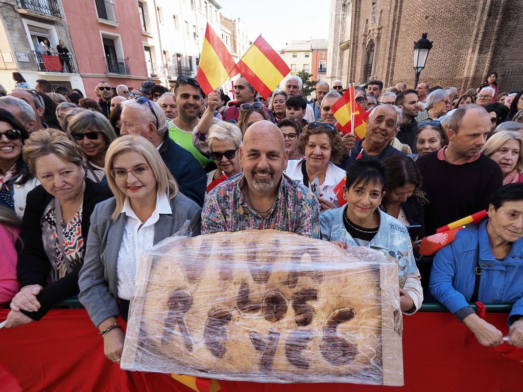 Un panadero entrega a los Reyes una hogaza de pan de 9 kilos en Tudela (Navarra) 