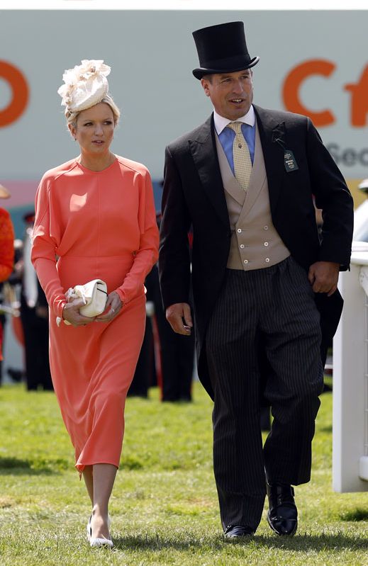 Peter Phillips, nieto de Isabel II, presenta a su novia en público en las carreras en honor a su abuela