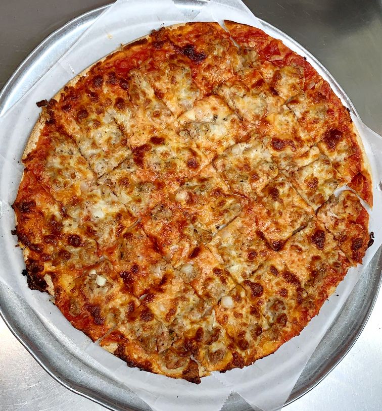 Pizza Pub Style, con la masa muy fina y crujiente, en el restaurante 'Vito and Nick’s’, en Chicago. 