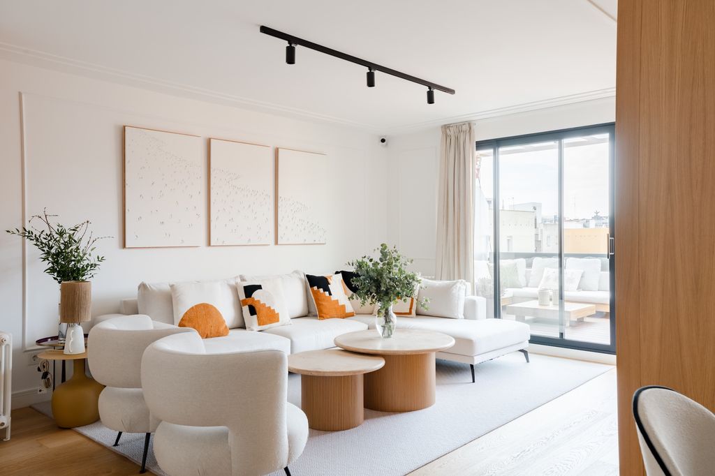 Salón con cuadros blancos. 